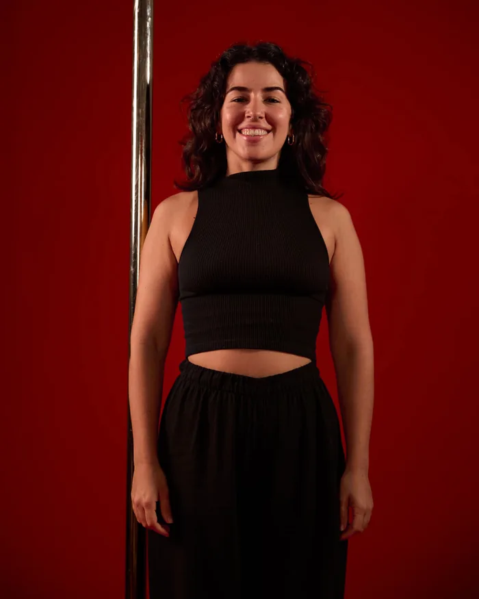 Foto de Carol Martins em estúdio com fundo vermelho