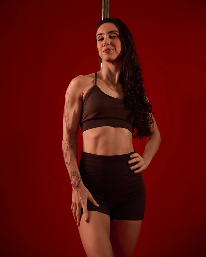 Foto de Fernanda Figueira em estúdio com fundo vermelho